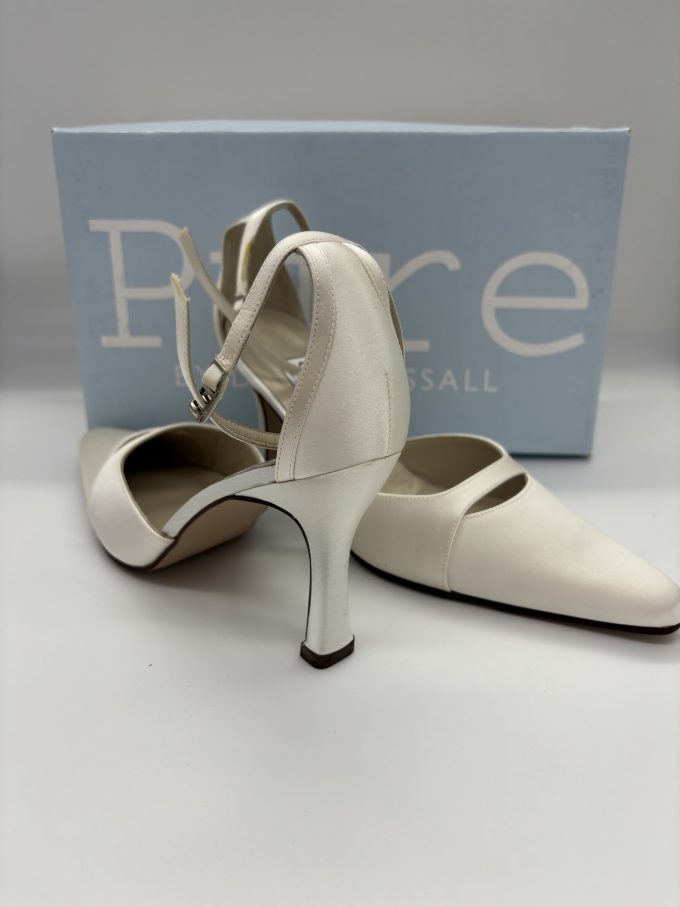 Ivory satin heels - Size 5