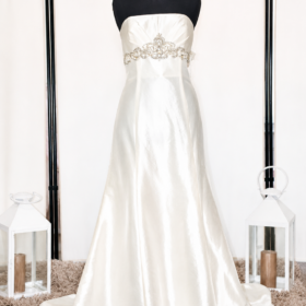Ivory Strapless A-Line Wedding Dress with emblished Bodice – Size 18 – WD010