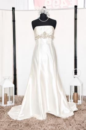 Ivory Strapless A-Line Wedding Dress with emblished Bodice – Size 18 – WD010